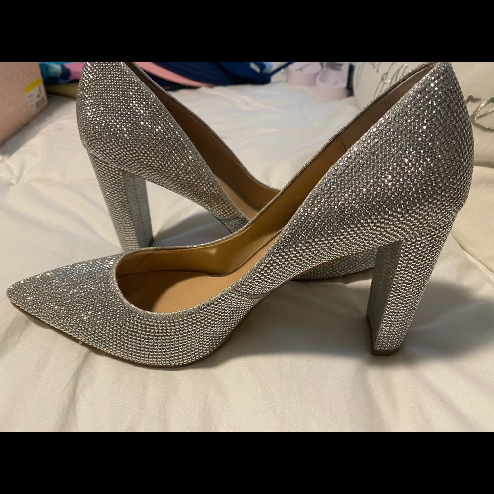 Beautiful shoes ! Worn once to a wedding ! Comfy! Size 9